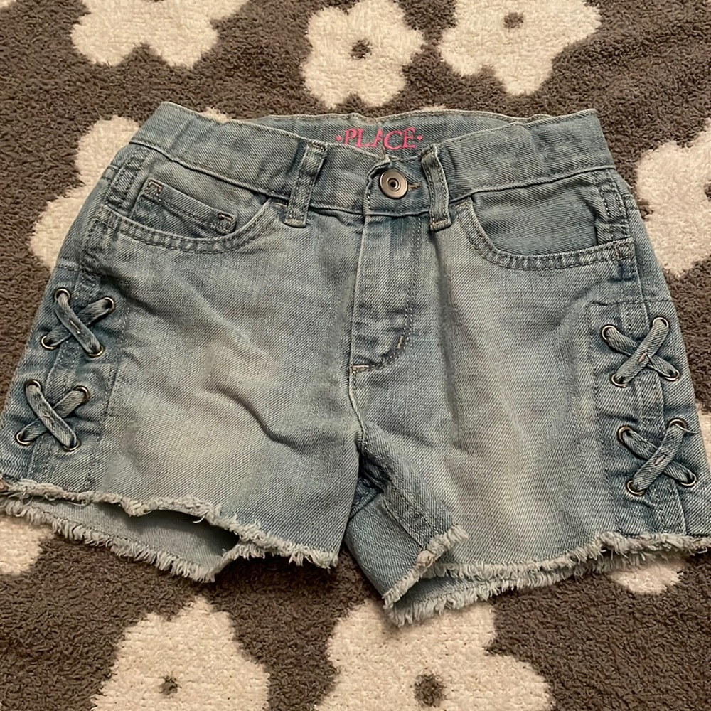 Children’s Place kids jeans shorts size 6. Denim jean shorts.